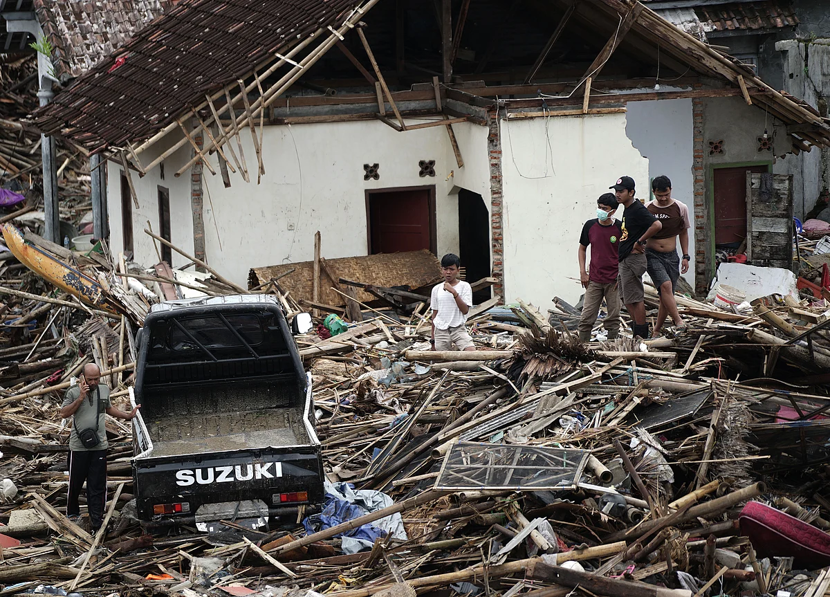 Indonesia Raises Volcano Alert After Tsunami That Killed Hundreds