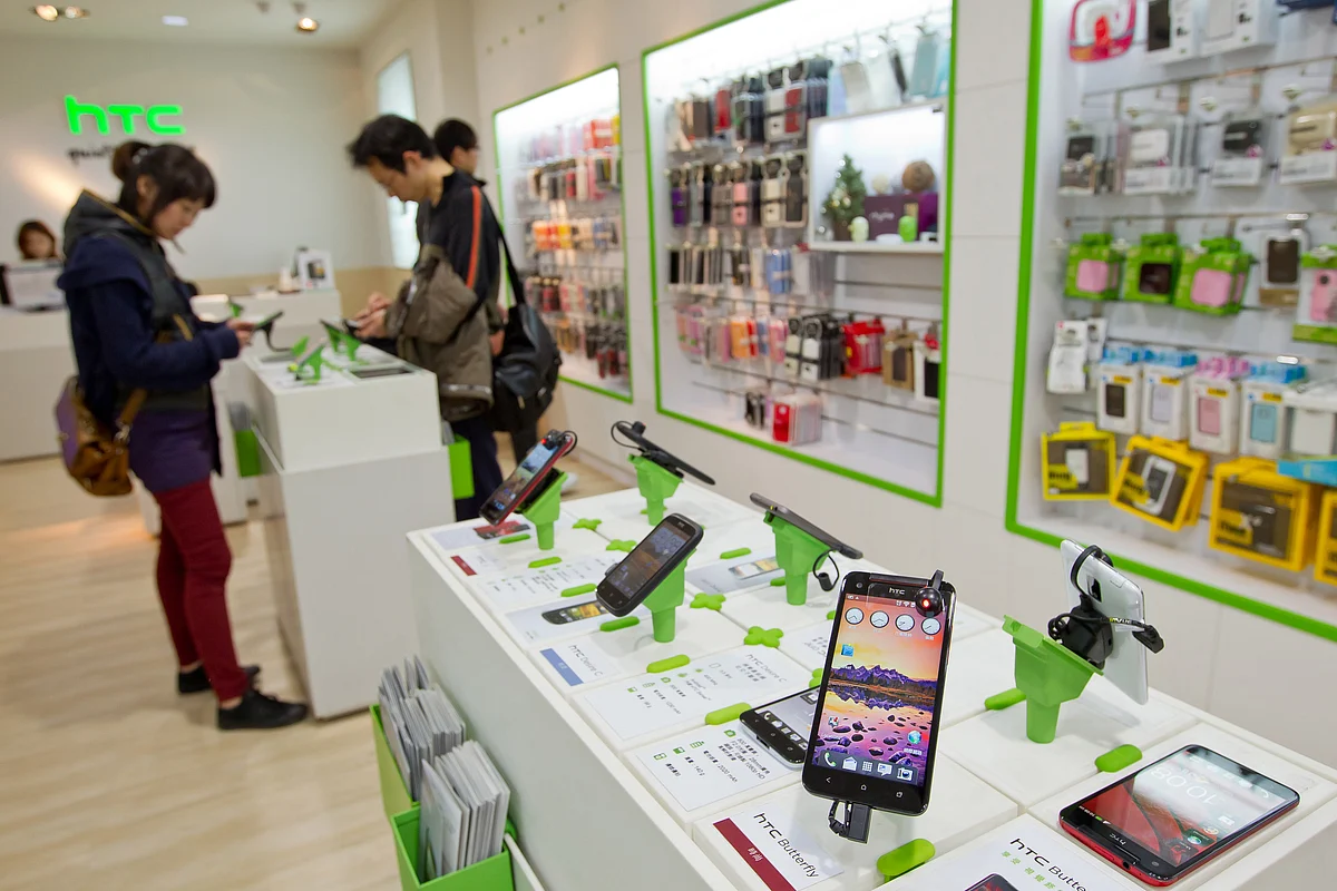 An HTC smartphone, right, is displayed at one of the company’s stores in Taipei, Taiwan. (Photographer: Maurice Tsai/Bloomberg)