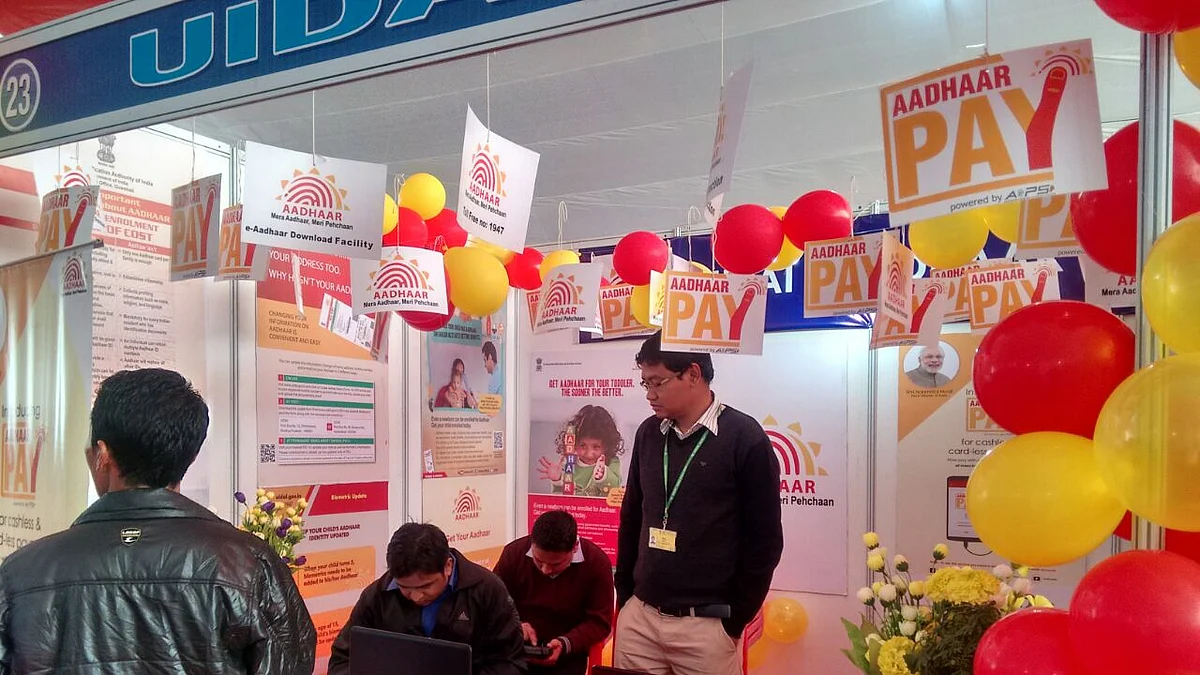 Volunteers at the Aadhaar Digi Dhan Mela. (Source: UIDAI website) 