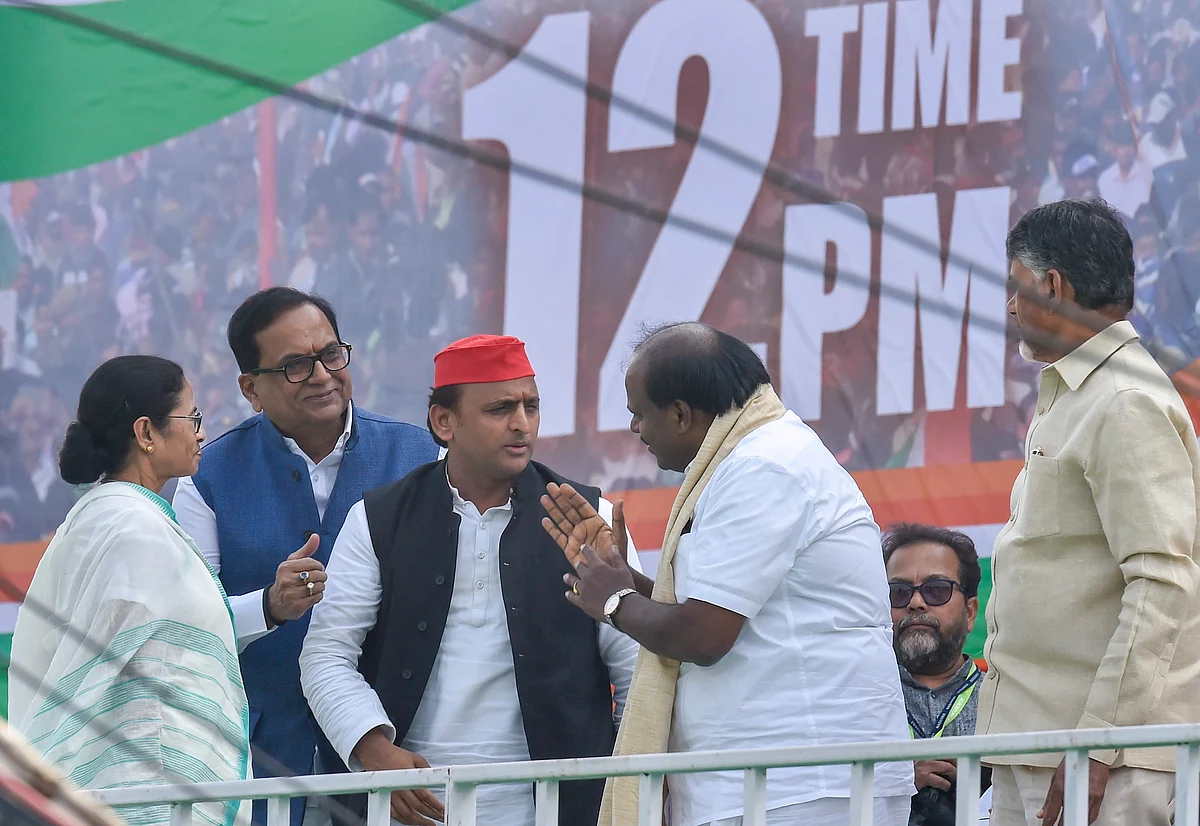 Mamata Banerjee interacts with HD Kumarswamy and Akhilesh Yadav as N Chandrababu Naidu and SC Mishra look on, in Kolkata, on Jan. 19, 2019. (Photograph: PTI)