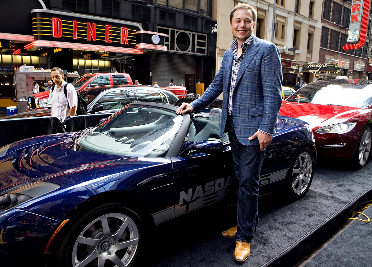 Musk Says Tesla Roadster to Swap SpaceX Thrusters for Rear Seats