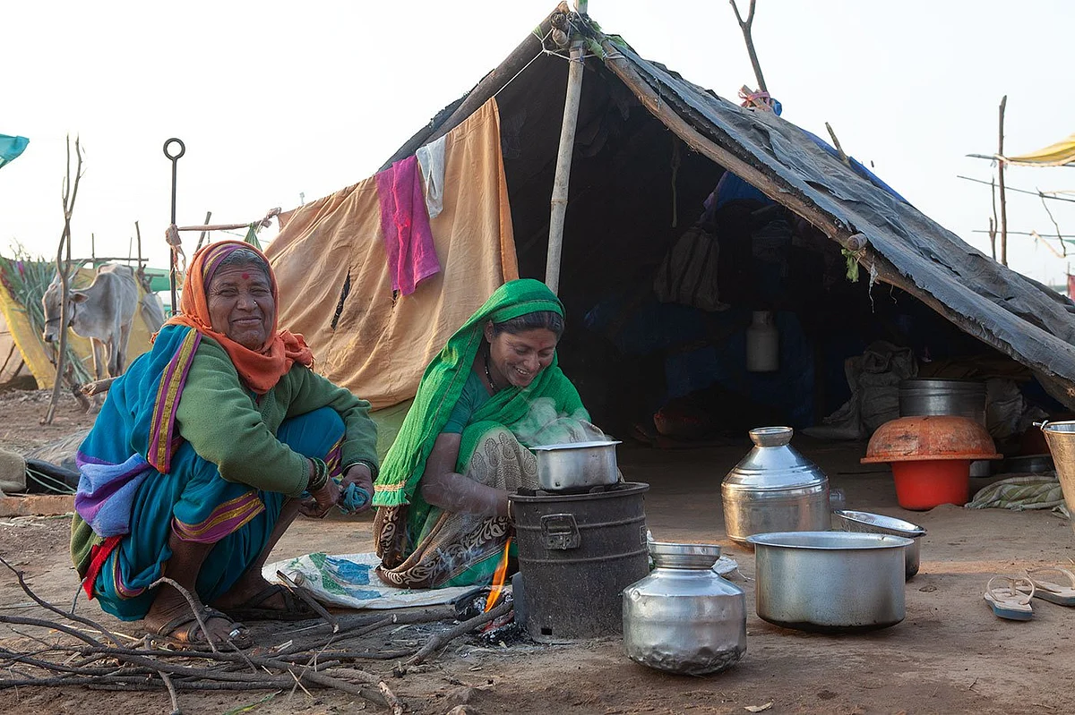 Sangeeta handles numerous tasks at the camp and at home (with her is Lilabai Virkar). (Photographer: Binaifer Bharucha/People’s Archive of Rural India) 
