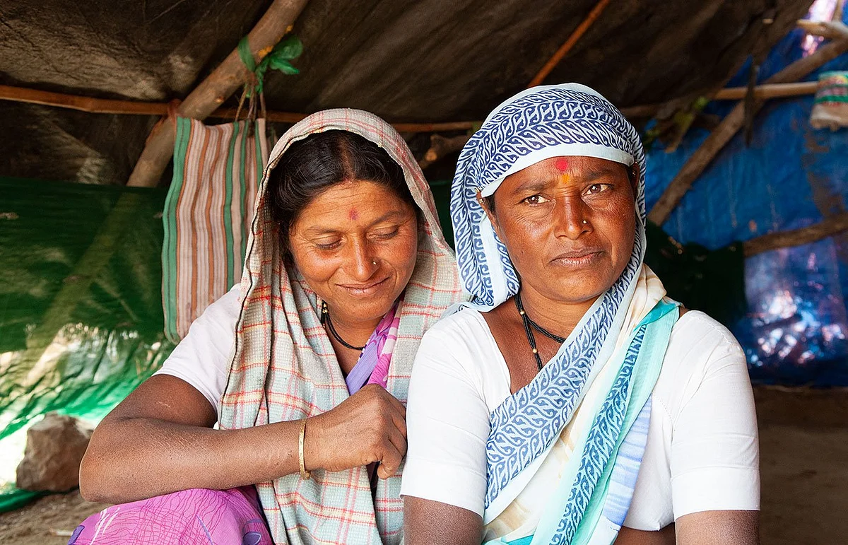 Sangita Virkar as well as Vilasi Virkar’s families own land 10-12 acres of land. But, they say, ‘We didn’t get any crop, so there is no grain.’ (Photographer: Binaifer Bharucha/People’s Archive of Rural India) 