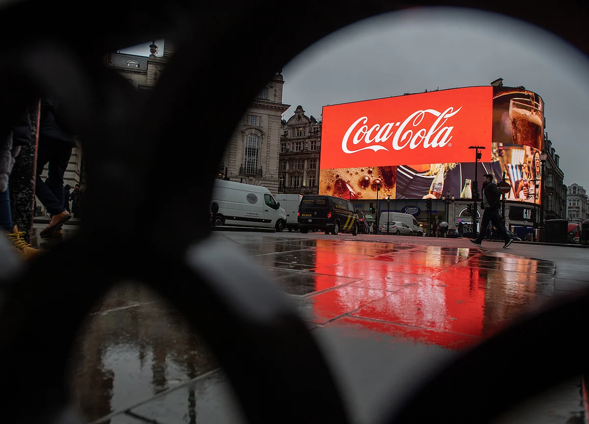Coke Drops Most Since 2008 as Pressure Rises Amid Tough Outlook