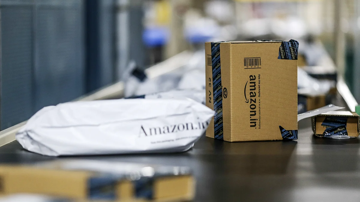 Packages move along a conveyor belt at the Amazon.com Inc. fulfillment center in Hyderabad, India. (Photographer: Dhiraj Singh/Bloomberg)