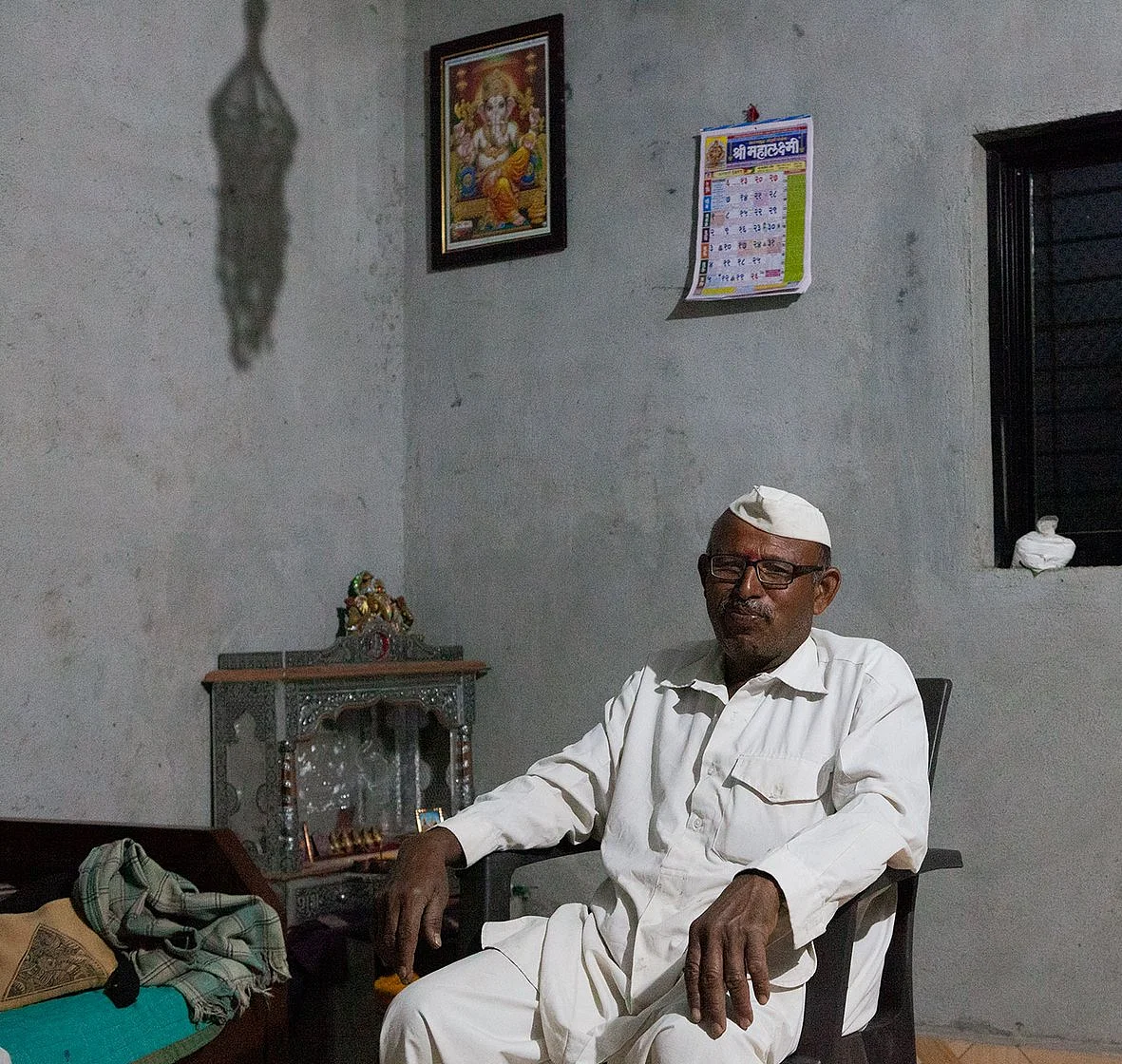 Naguanna too is at home in Masaiwadi to look after his father; his wife Vilasi is at the camp. ‘It is ...almost as if we are divorced…’ he says of these arrangements. (Photographer: Binaifer Bharucha/People’s Archive of Rural India) 