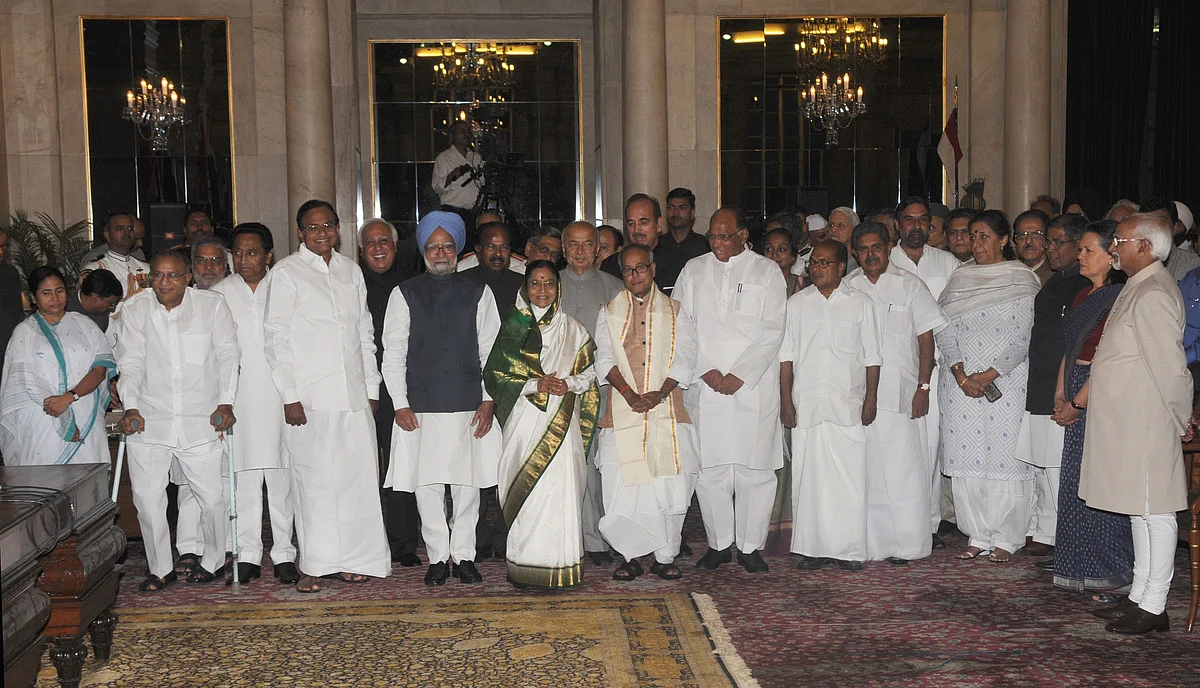 Prime Minister Manmohan Singh, UPA Chairperson Sonia Gandhi and the other members of the Union Council of Ministers, at Rashtrapati Bhavan, in New Delhi, on May 22, 2009. (Photograph: PIB)<a href="https://www.facebook.com/sharer/sharer.php?u=http://pibphoto.nic.in/photo//2009/May/l2009052222877.jpg"><i><br></i></a>