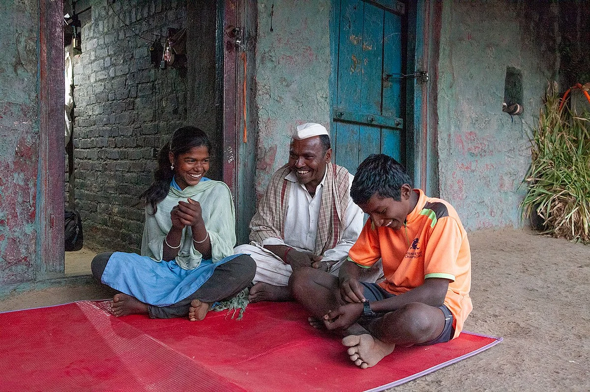 Nandu, Sangeeta’s husband, has stayed back in the village to be with their daughter Komal and son Vishal. (Photographer: Binaifer Bharucha/People’s Archive of Rural India) 
