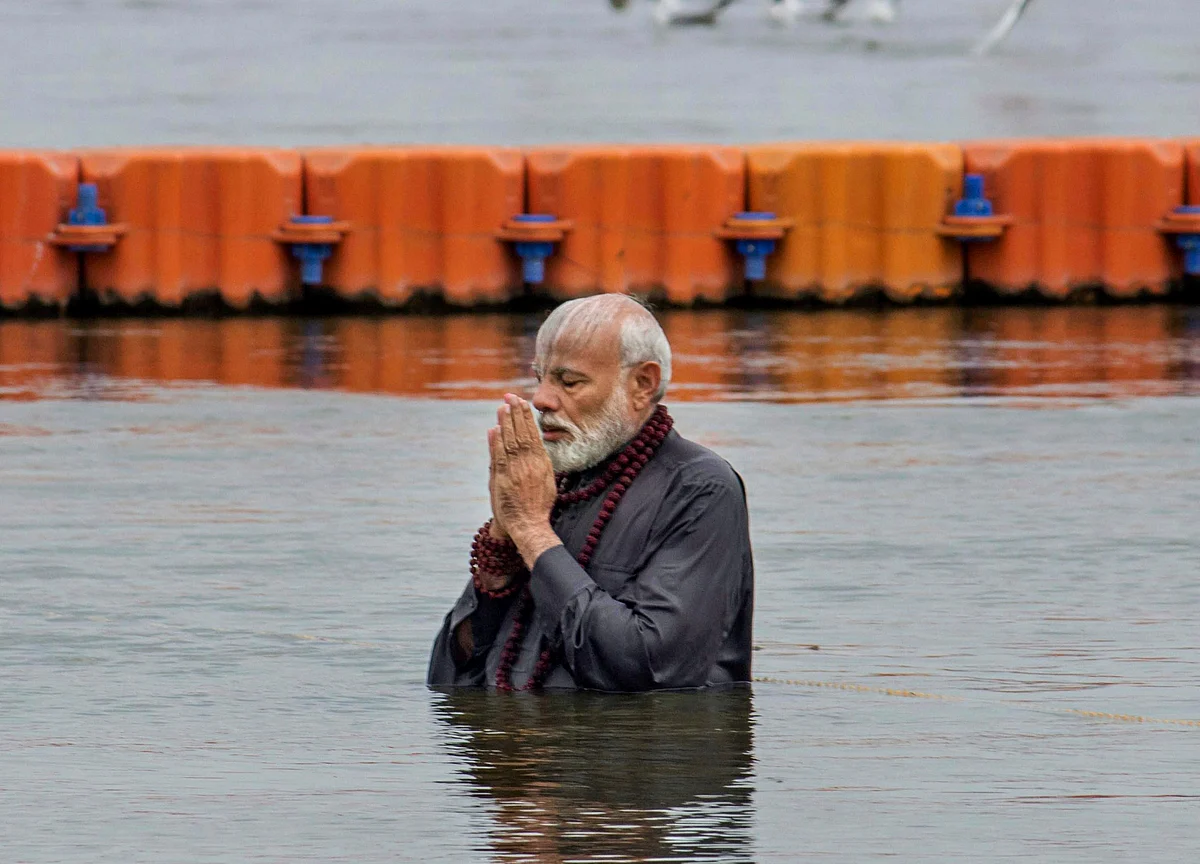 Post Holy Dip, PM Modi Washes Feet of Sanitation Workers at Kumbh