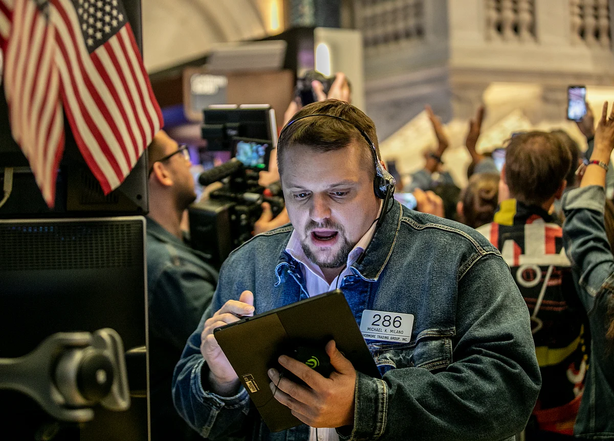 Stocks End Week Lower Amid Hints of Slowing Growth: Markets Wrap