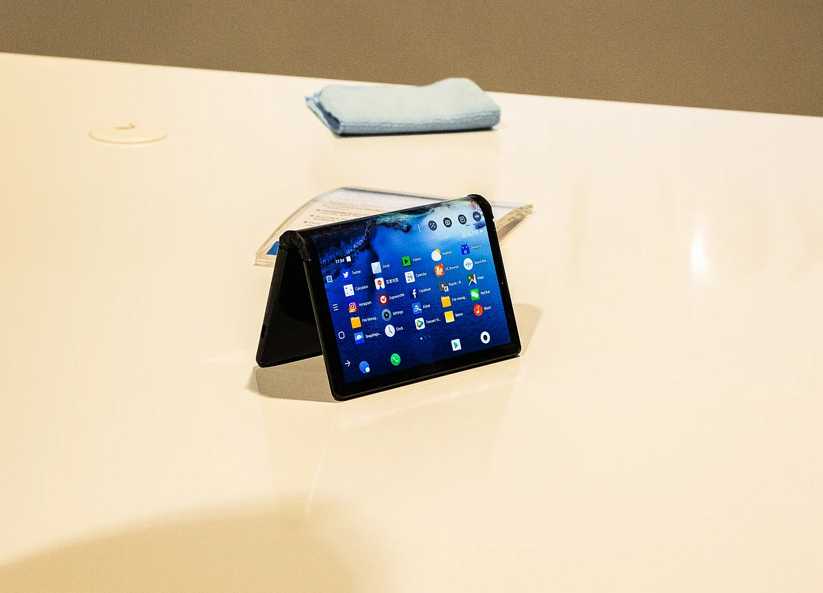 China’s Flexible Screen Pioneer Is Seeking $1 Billion in Funding