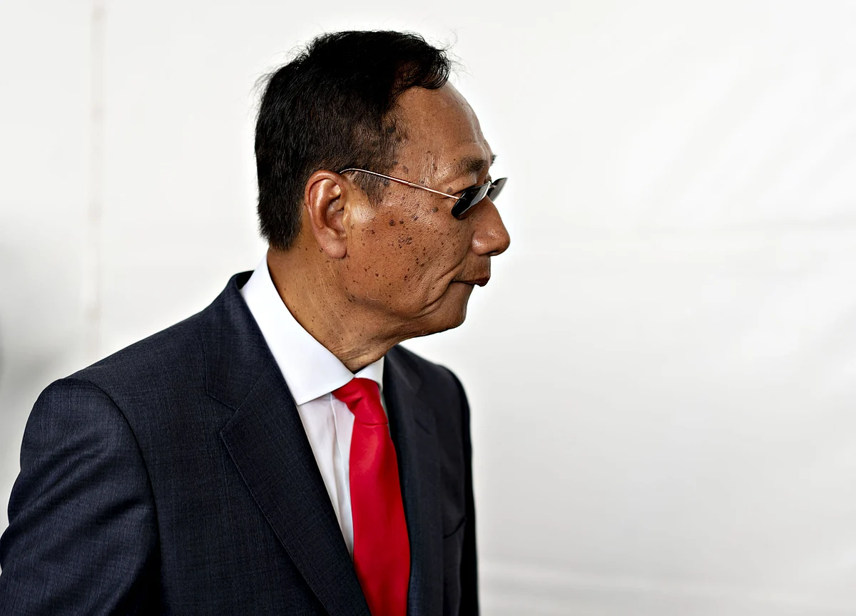 iPhone Billionaire Gou Erupts at ‘Wrongful’ Microsoft Lawsuit