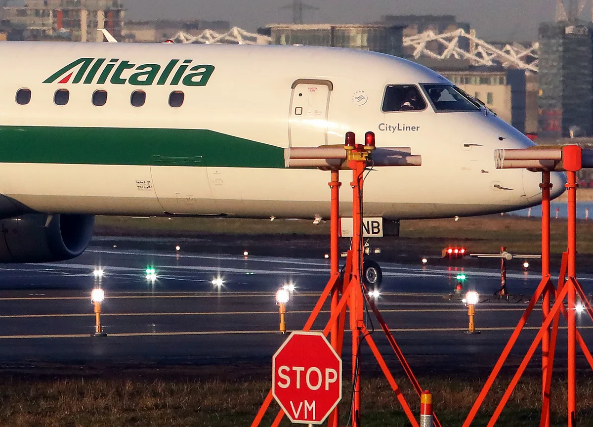 EasyJet Drops Out of Alitalia Bidding in Setback to Government