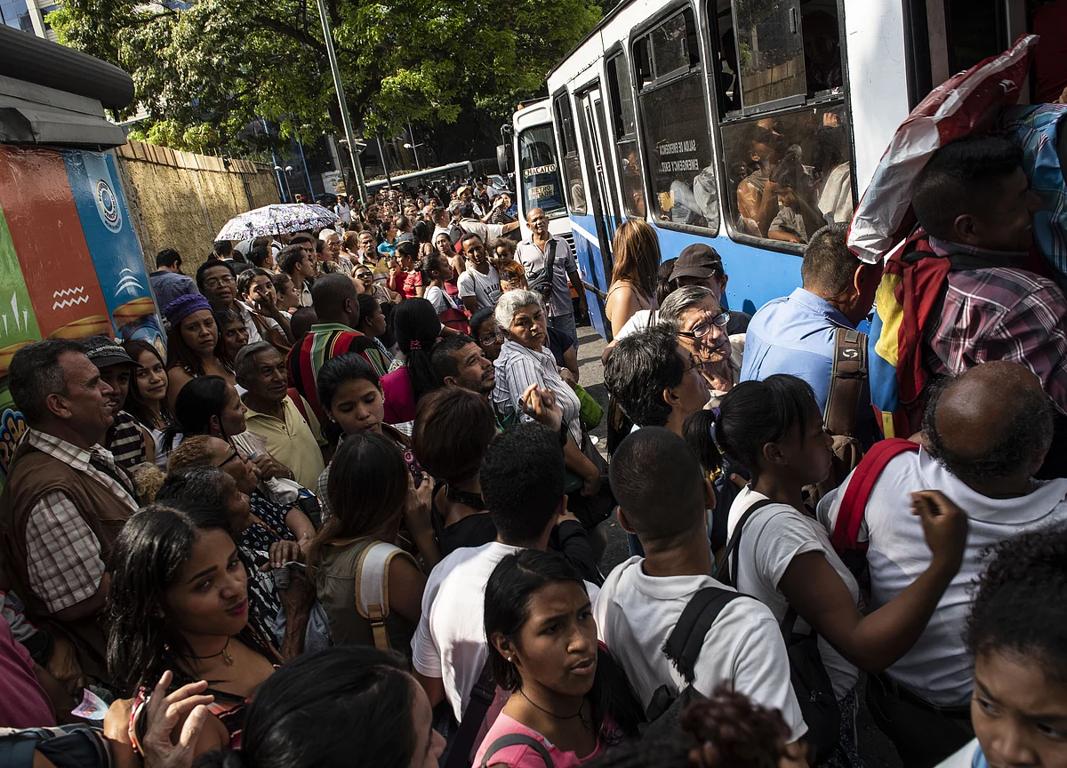 Venezuela Shuts Schools and Tells Workers to Stay Home After Big Power Cuts
