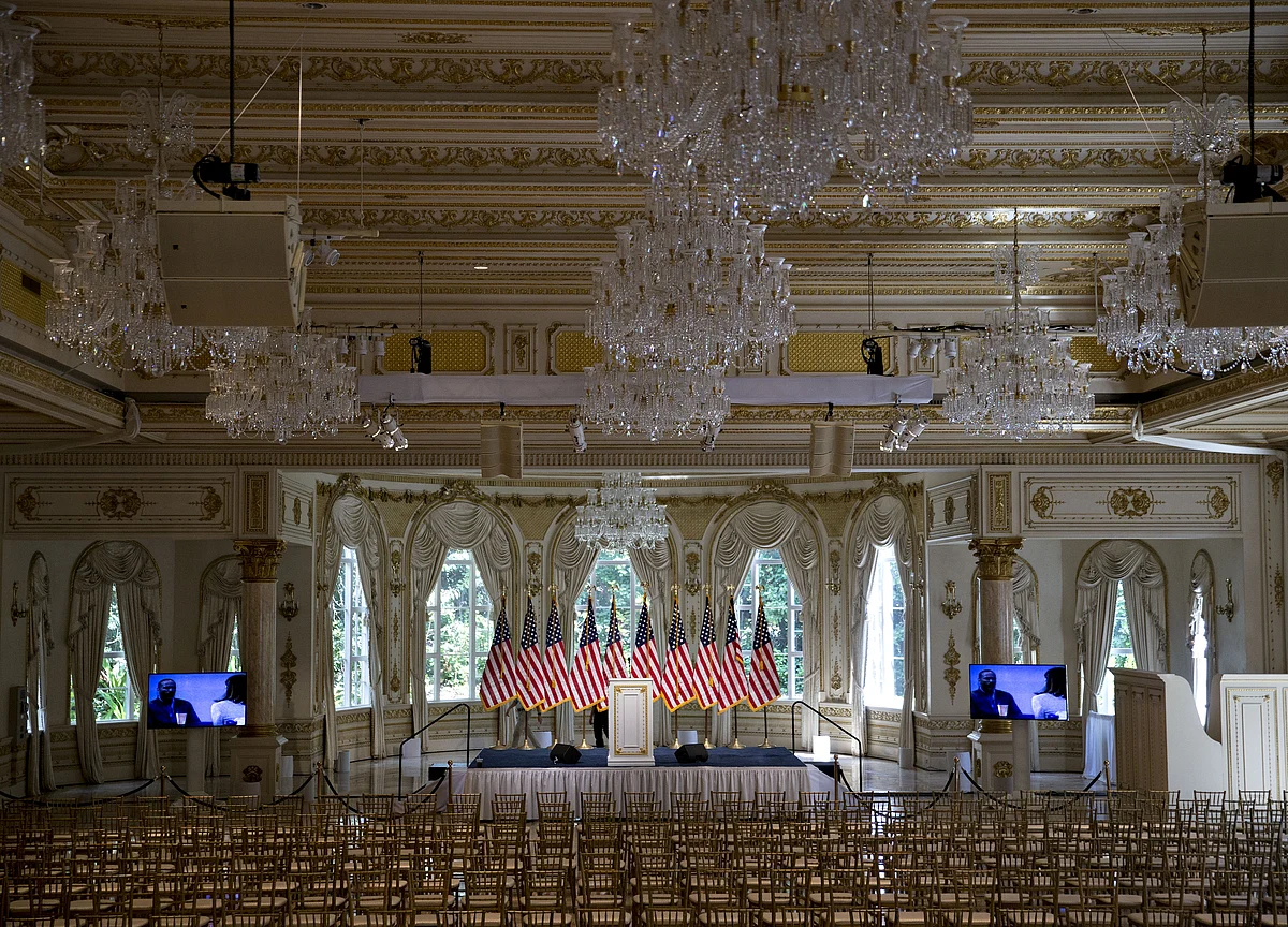 Mar-a-Lago Probe Zeroes In on Confiscated Thumb Drive, Sources Say