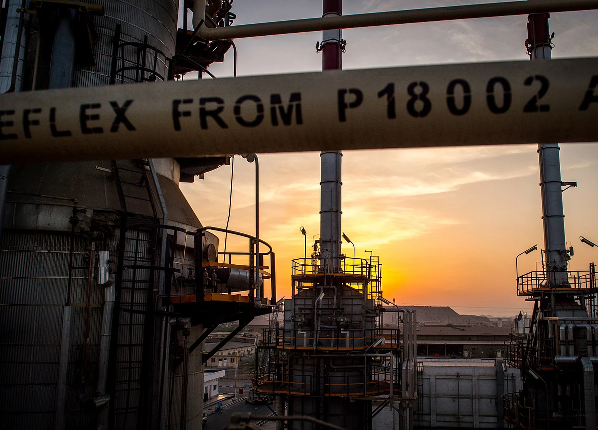 Oil Squeeze on Iran Aids Putin's Power Play in the Middle East