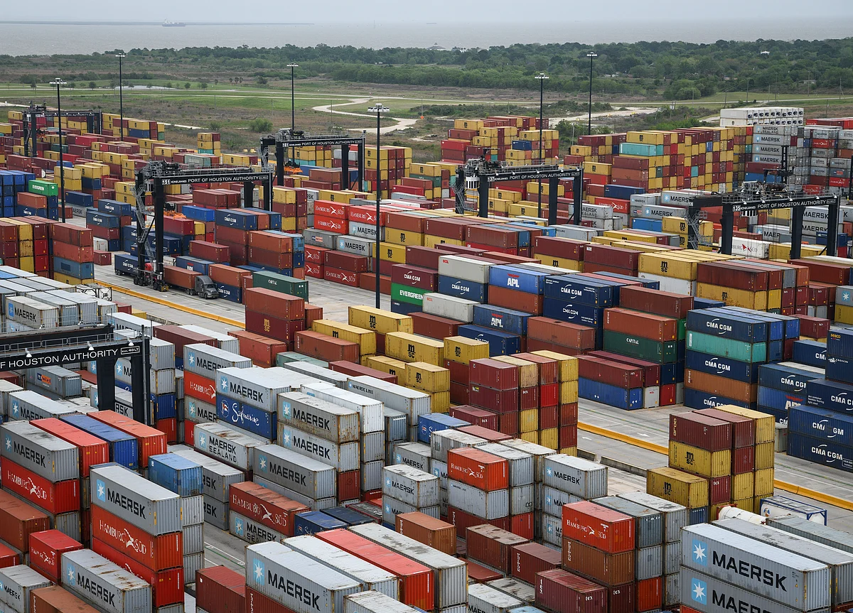 World Trade Volumes Plunge at Fastest Pace in a Decade