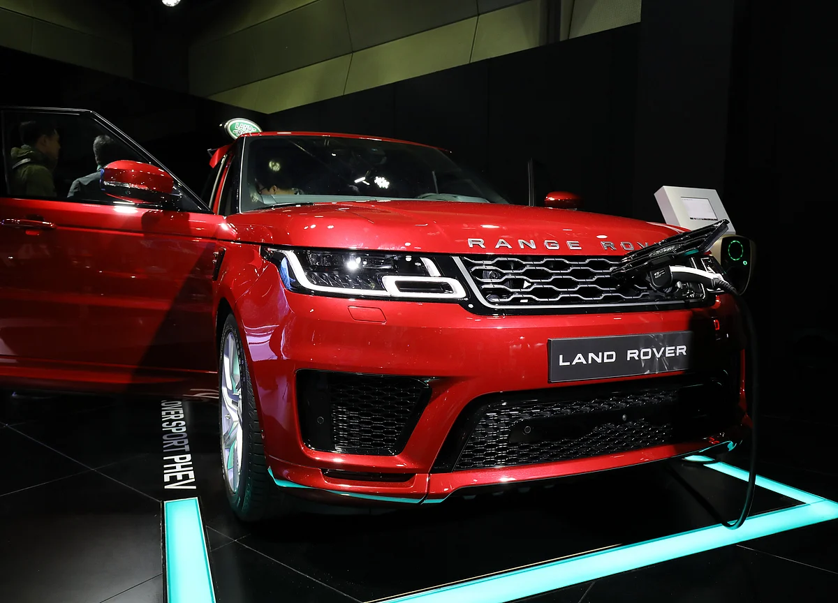 Range Rover’s New Plug-In Hybrid Loses Two Cylinders, But Gains Power