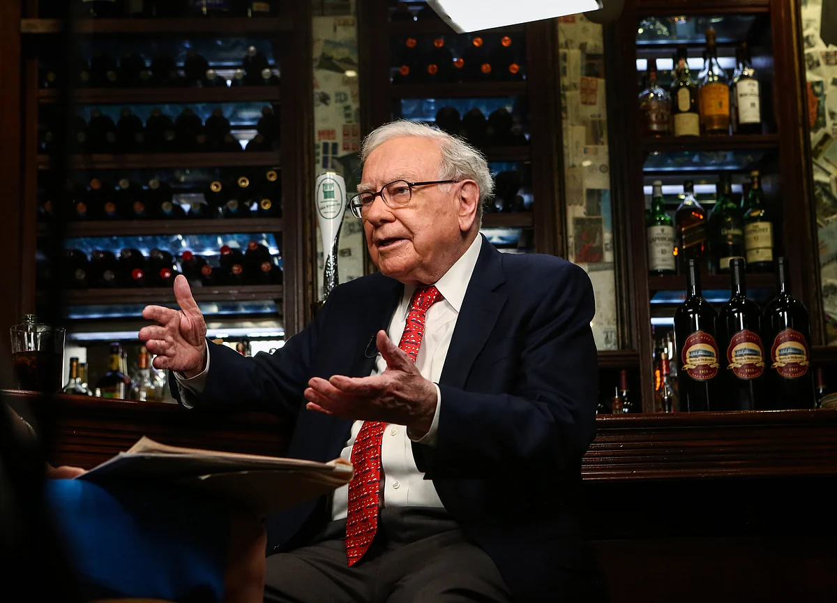 Buffett Urges Wells Fargo to Look Beyond Wall Street for CEO: FT