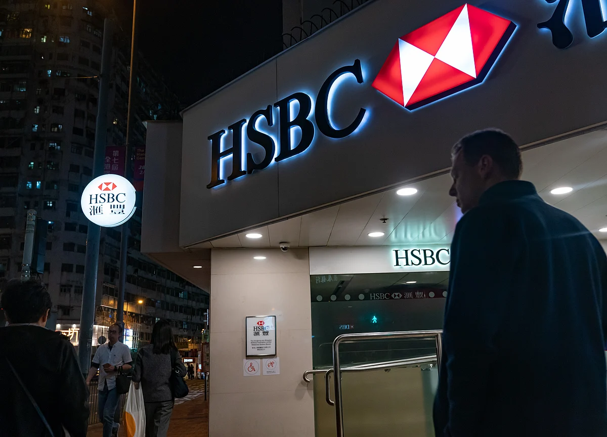 HSBC Preps Cost Cuts as CEO Flint Scolds Senior Bankers