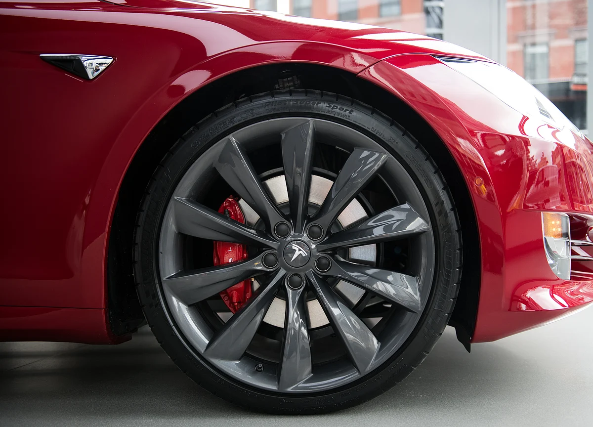 David Einhorn Says the ‘Wheels Are Falling Off’ for Tesla