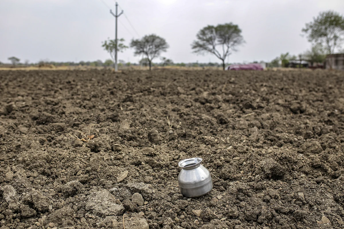 A water vessel sits on farmland near the village of Khardewadi in Beed district, Maharashtra, on Apr. 14, 2019. (Photographer: Dhiraj Singh/Bloomberg)