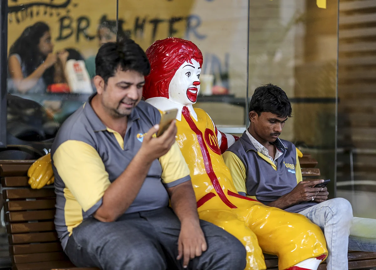 Smartphone-Armed Indians Fight Election Offenses and Fake News