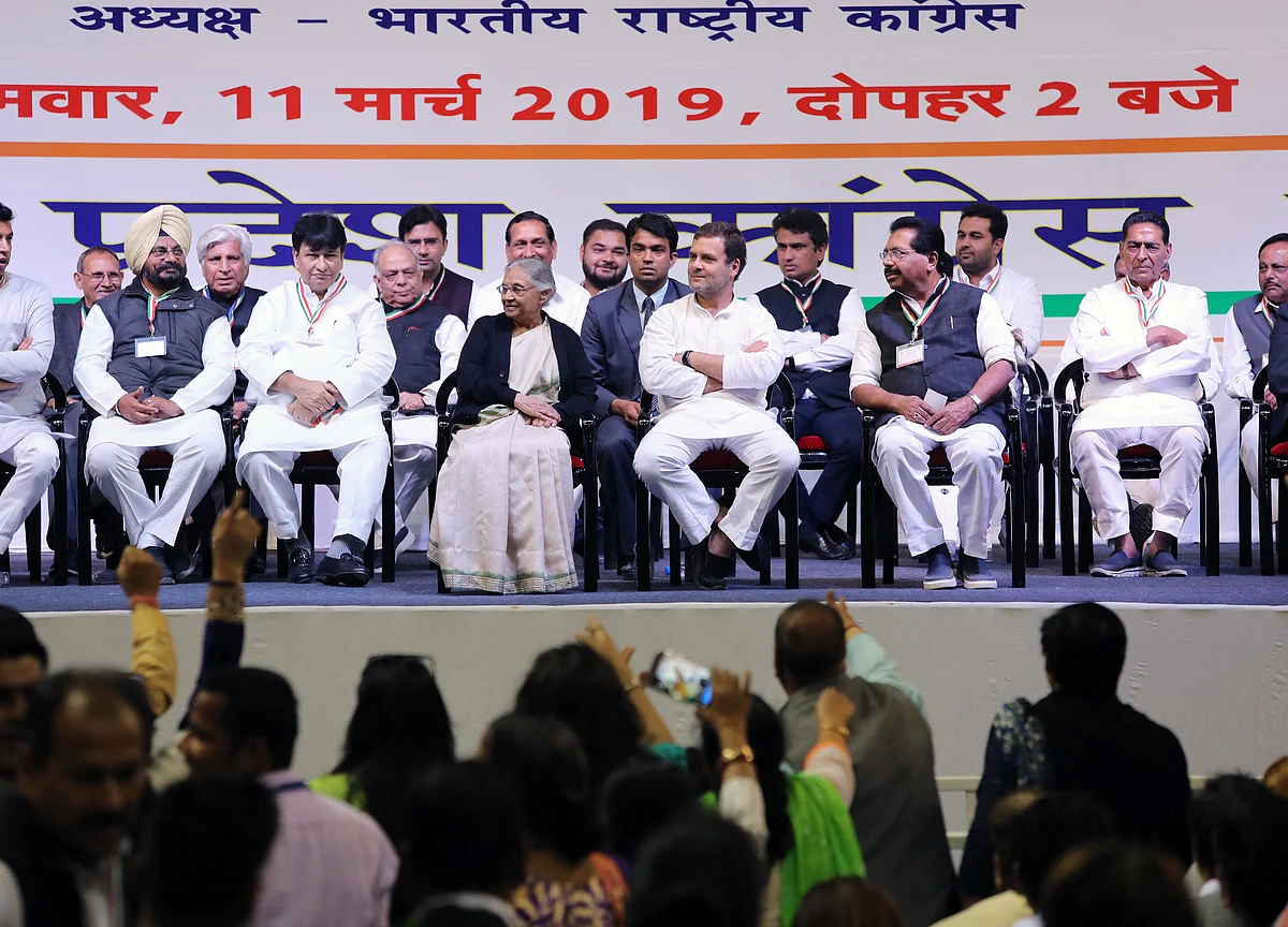 Rahul Gandhi Meets Delhi Party Leaders, Rethinks About Congress-AAP Alliance