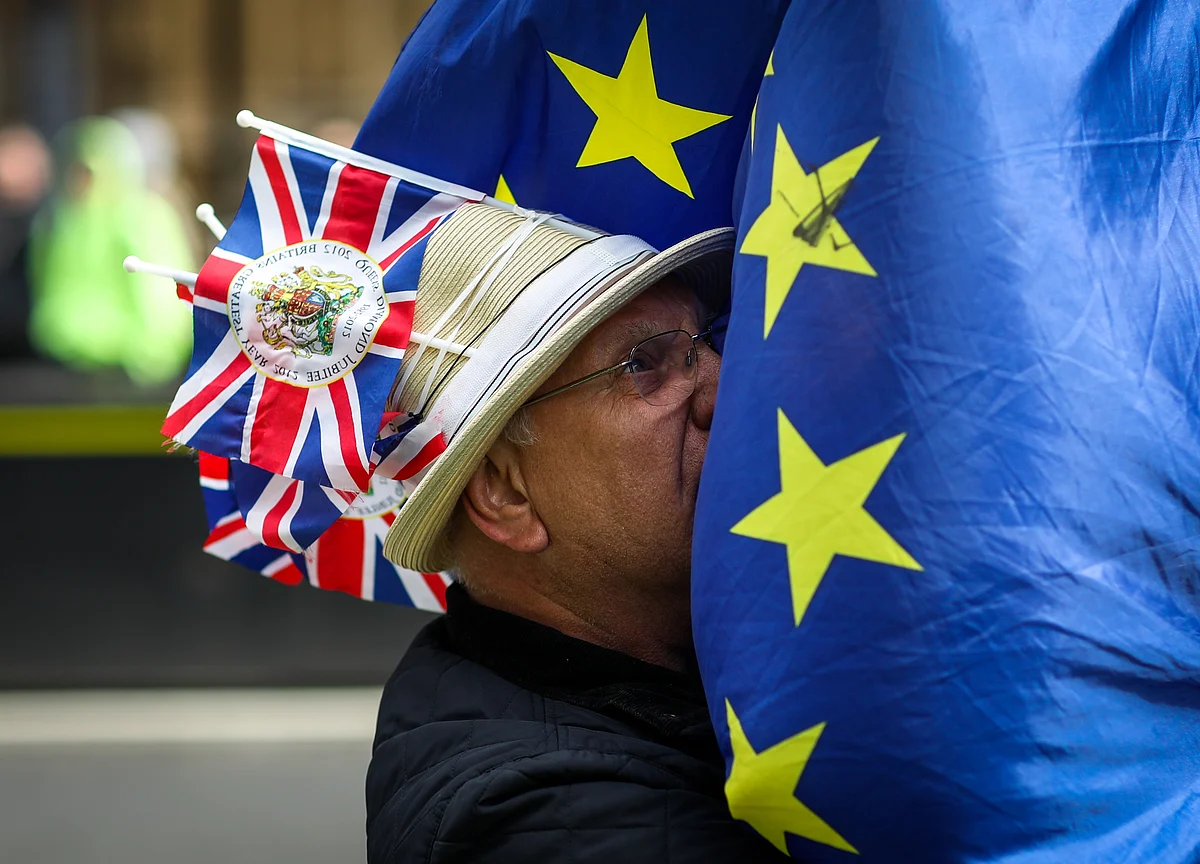 May and Corbyn Battle With Parties on New Brexit Referendum