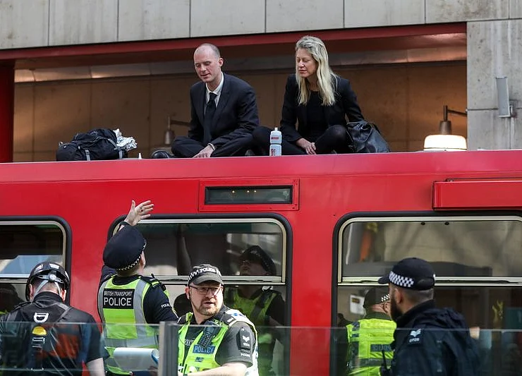 Climate Protest Blocks Rail Services to London’s Canary Wharf