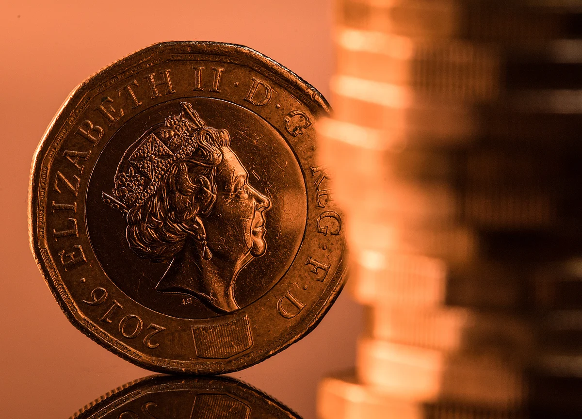 Pound Off High as Brexit Party Tops Early U.K. EU Vote Results