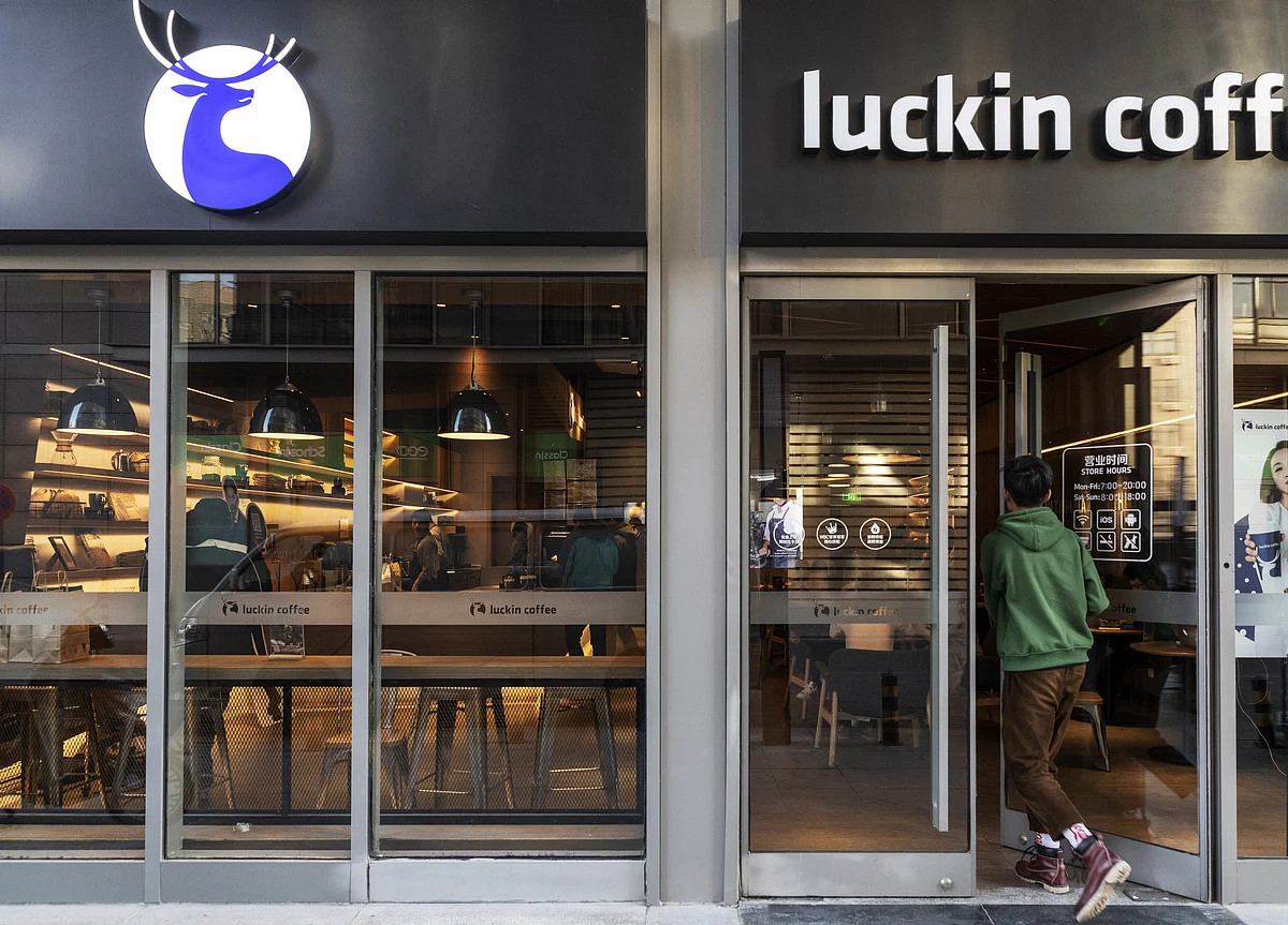 China Starbucks Rival Luckin Jumps After $561 Million IPO