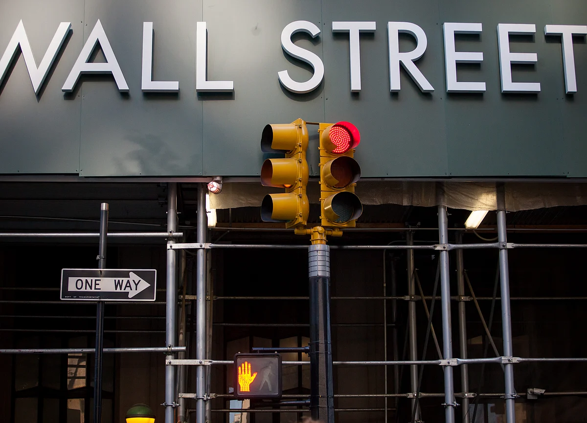 Wall Street's Muni-Bond Trading Giants Are Losing Business to Rivals