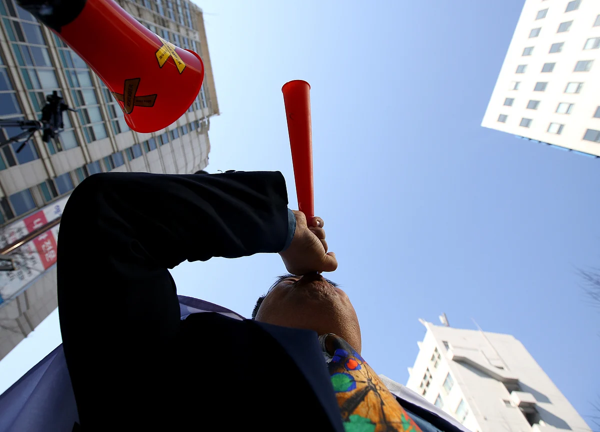 As Asia's Worst Currency Keeps Dropping, Warnings Get Louder