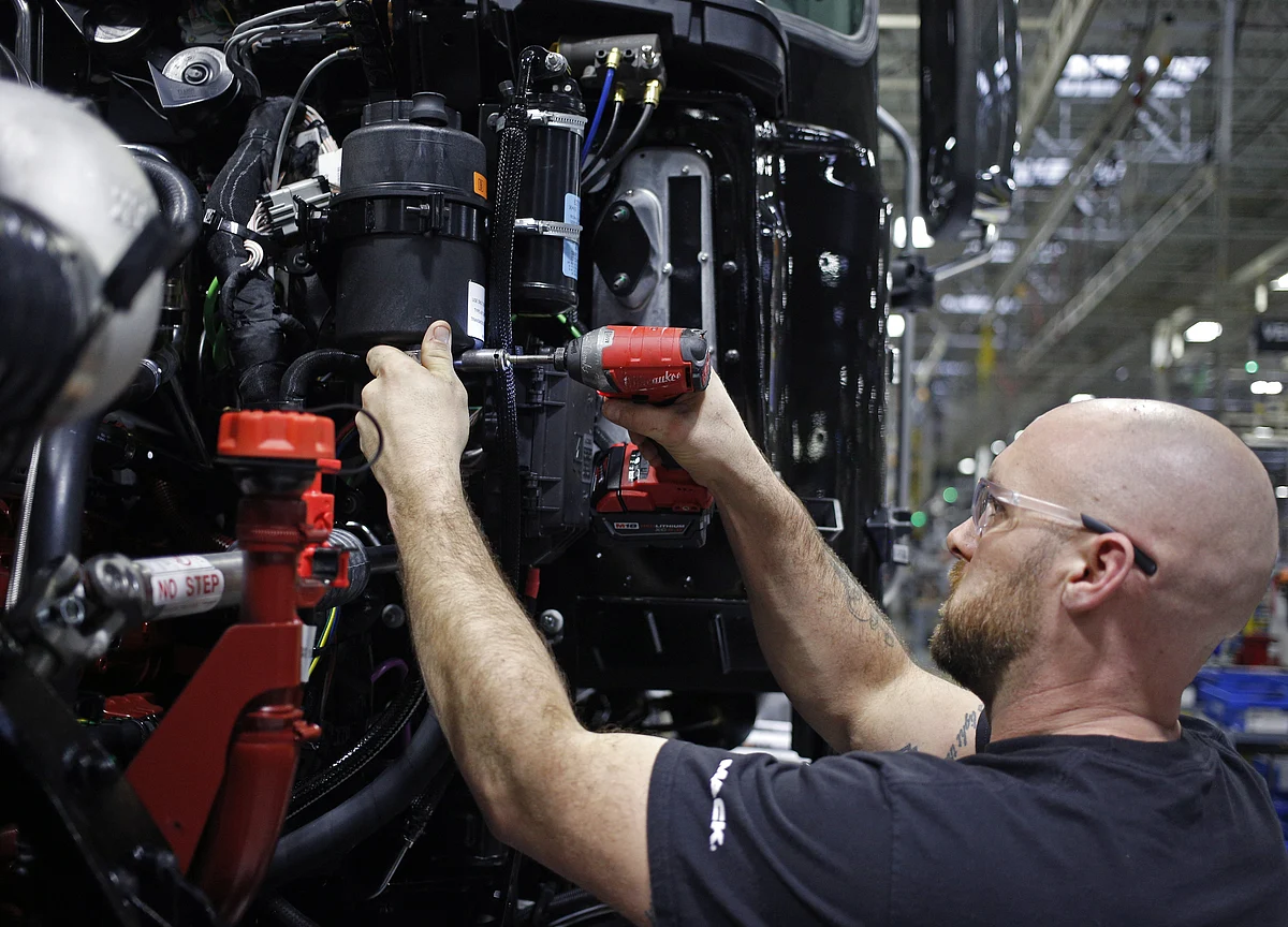 U.S. Factories Are Less Upbeat on 2019 Sales on Hiring, Tariffs