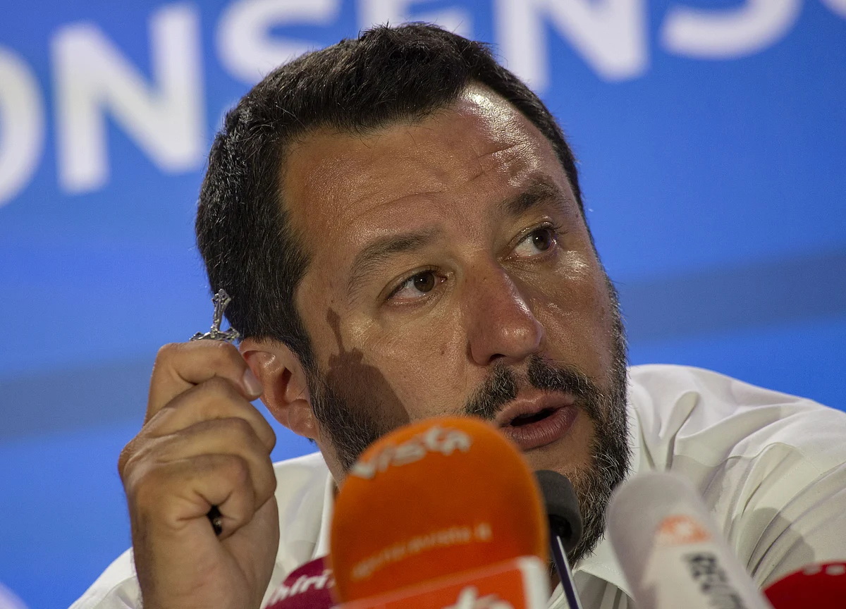 Salvini Fuels New Clash as Humbled Ally Seeks Online Blessing
