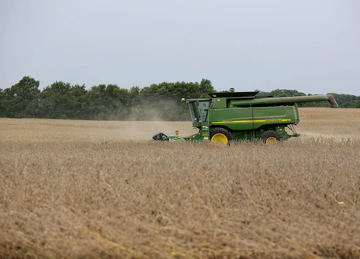 Ag Economy Is So Bad That Farmers Hang on to Old Deere Tractors