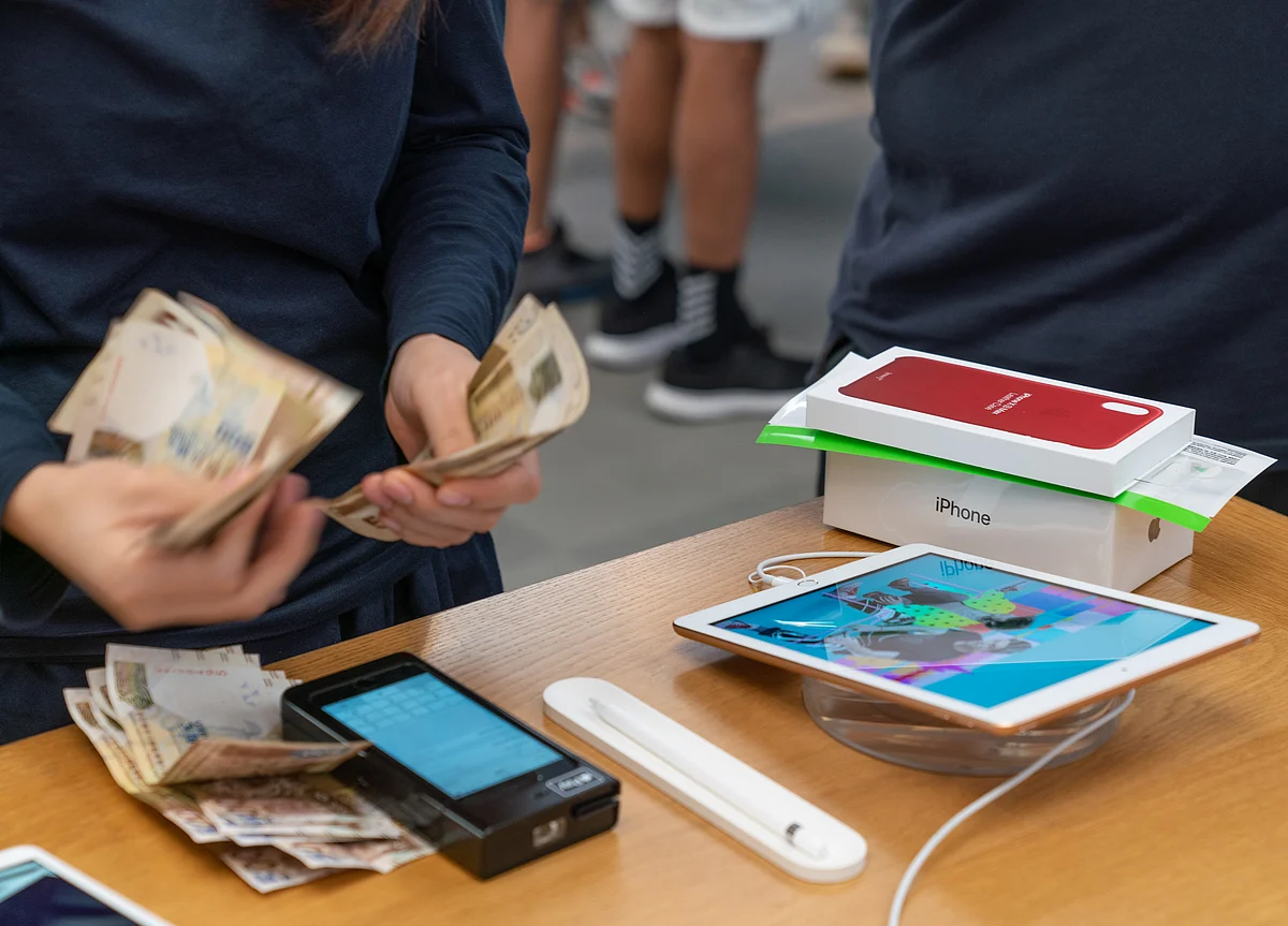 World's Top Moneymakers: Apple Aces Again, Autos Crash Out