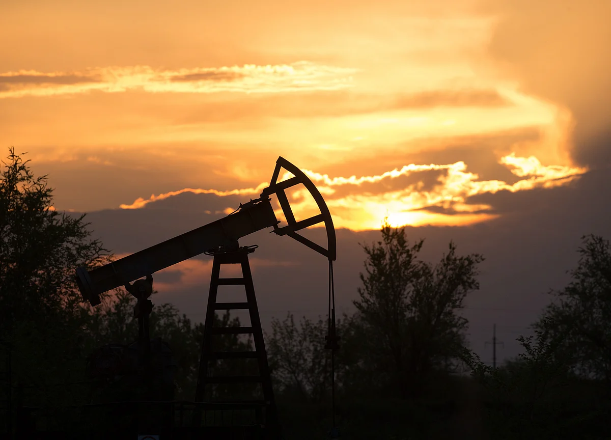 Crude Ends Week Lower After Largest Dip in More Than Four Years