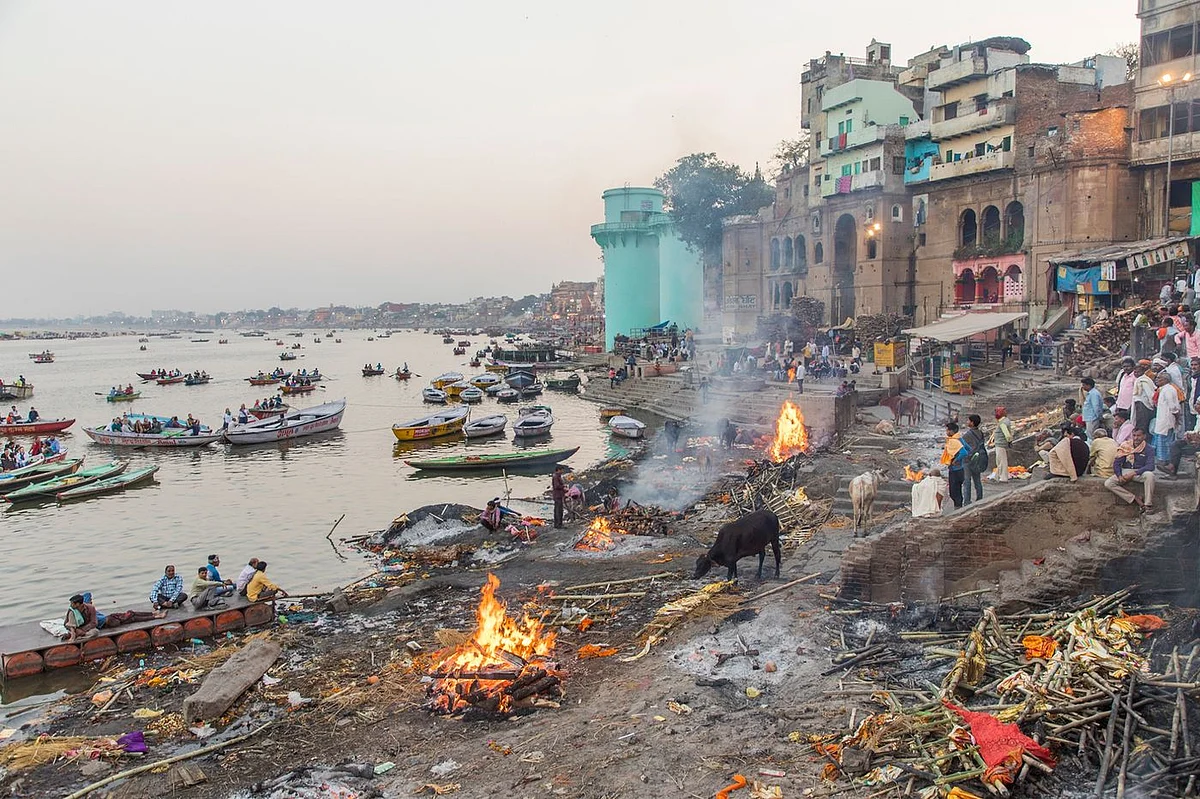 A Hindu cremation ground in Varanasi. (Photographer: Anshika Varma for Bloomberg Businessweek)