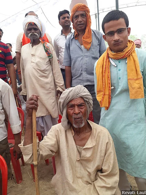 Harikesh Singh (right), a Bharatiya Janata Party (BJP) minder in the crowd at Prime Minister Narendra Modi’s rally in Bhadohi. “I am not in the BJP or a <em>bhakt</em> (fan),” he says; “but I am with the <em>sachhe insaan-</em>-the honest man--<em>mannaniya Modi ji</em>, respected Modi<em>ji</em>.”