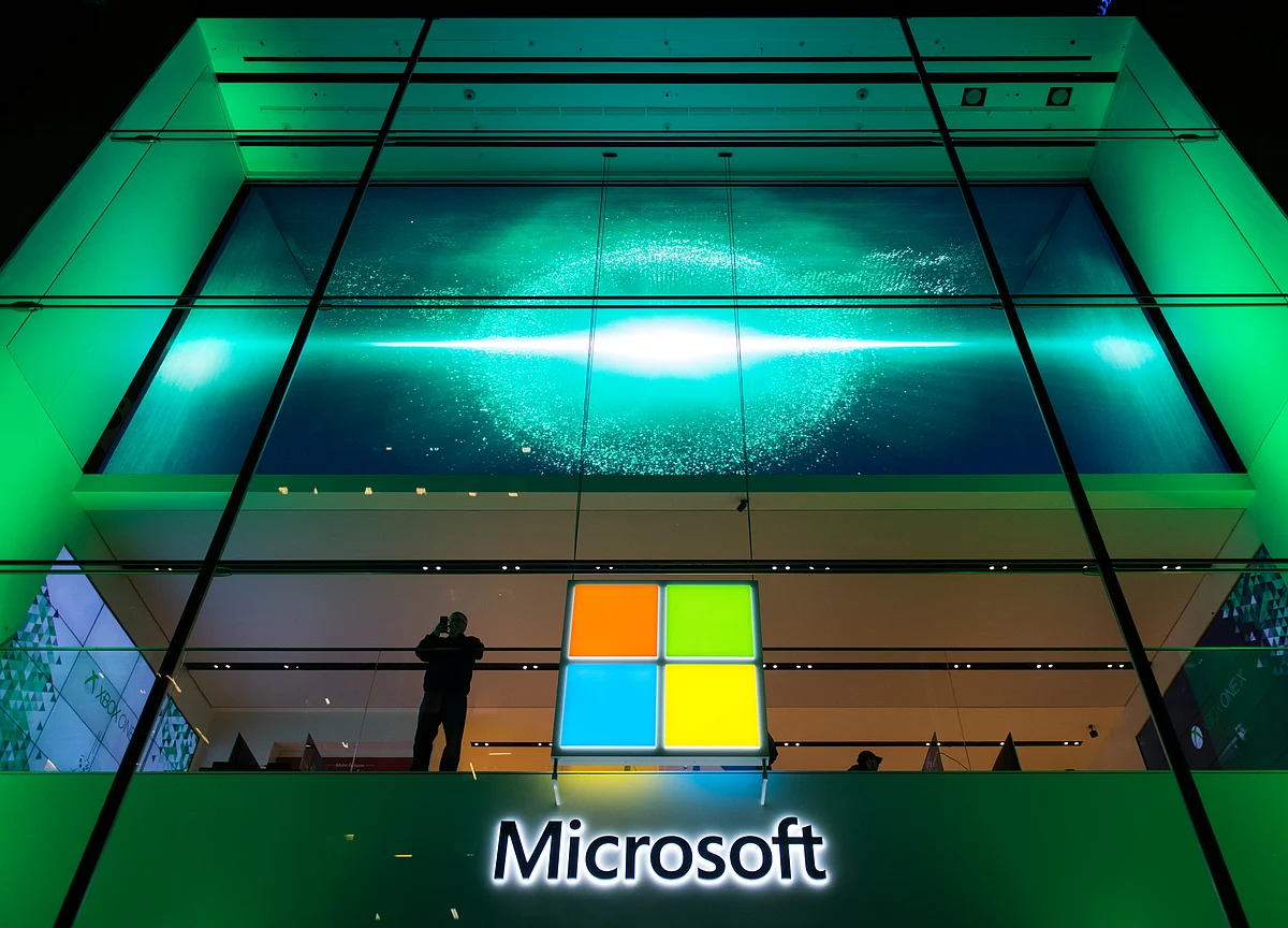 Goldman Sachs Favors Microsoft Over Apple Amid Trade War