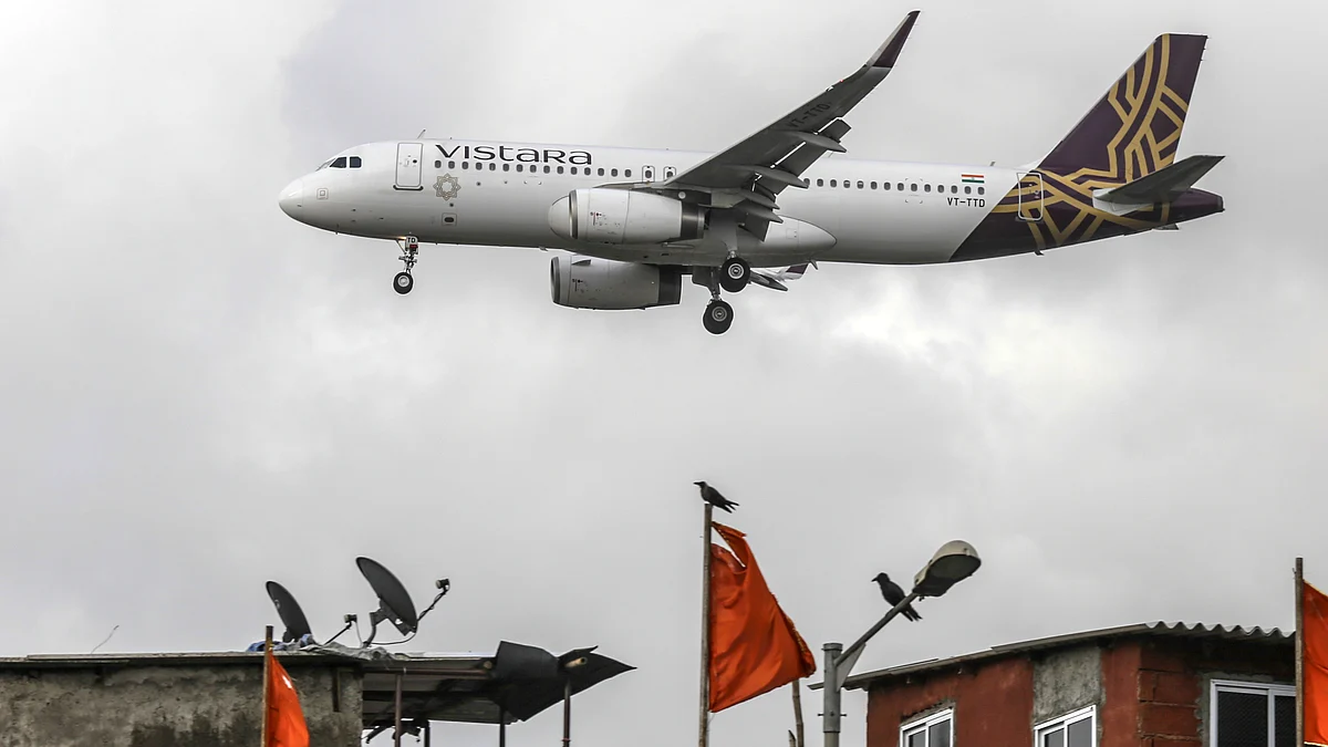 A Vistara aircraft prepares to land at Chhatrapati Shivaji International Airport in Mumbai, India. India, which was the world’s fastest growing aviation market last year, is crucial for planemakers like Boeing Co. and Airbus SE, as airlines see increased demand from the rising middle class. (Photographer: Dhiraj Singh/Bloomberg) 