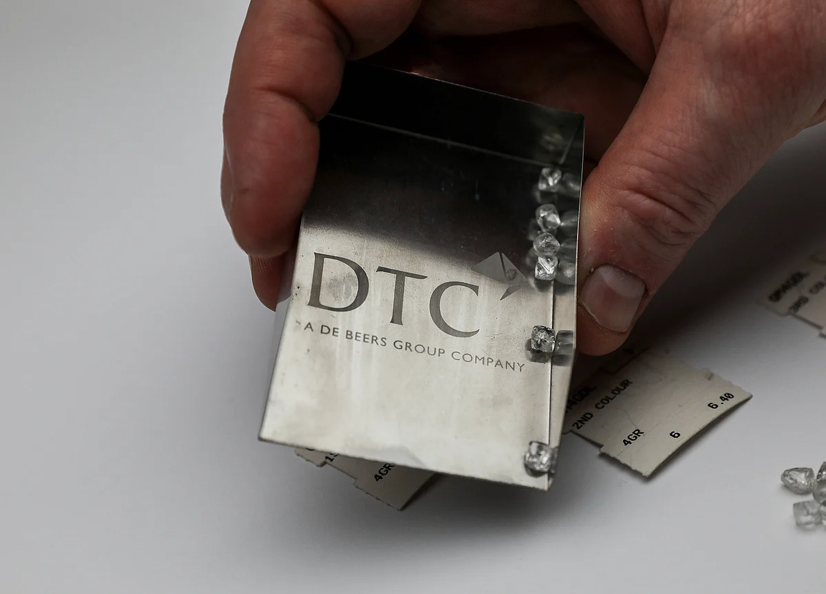 De Beers Diamond Sales Plunge Again
