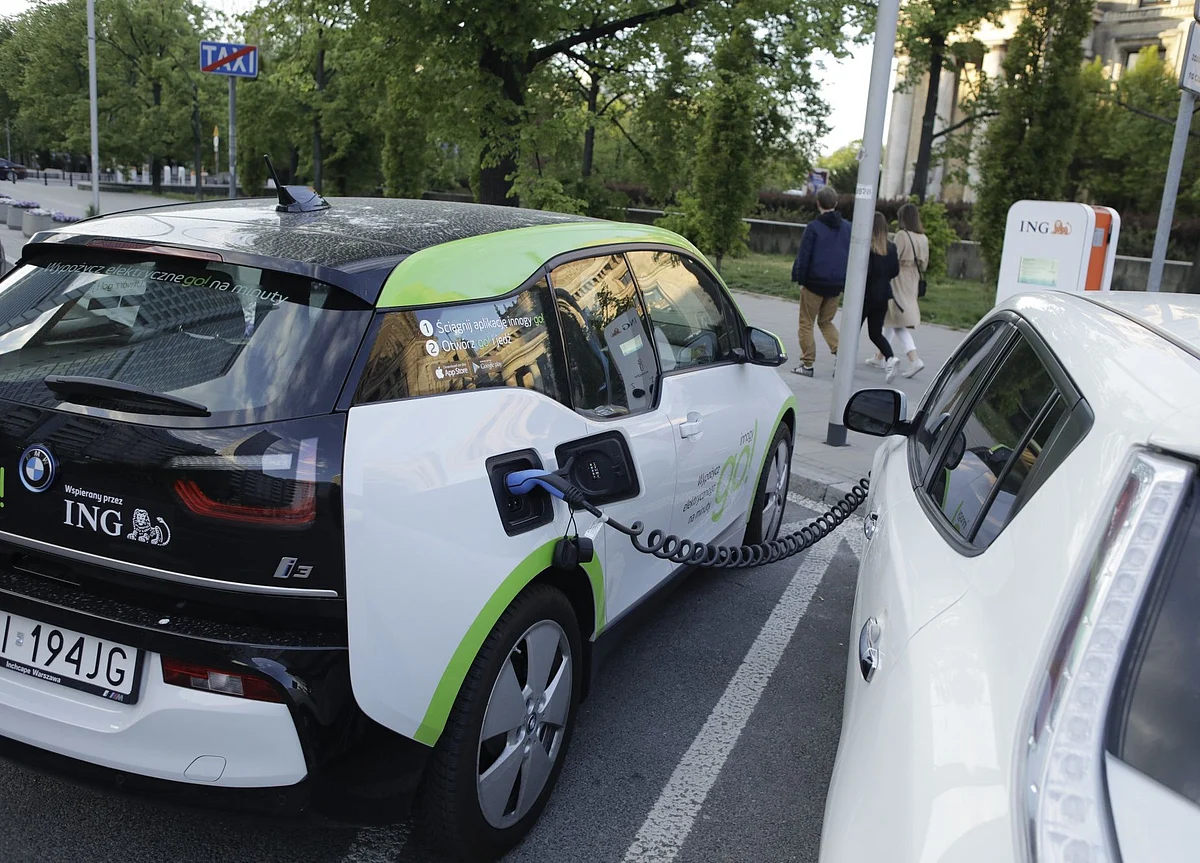 BMW Steps Up E-Car Target to 700,000 by 2025 as Fines Loom