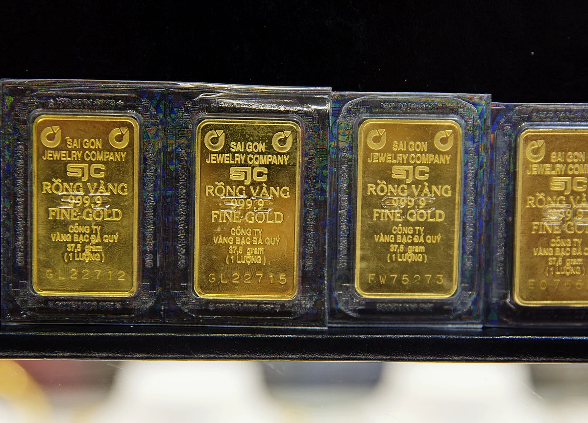 Gold Busts Above $1,350 as Iran Tension, Fed Outlook Spur Demand