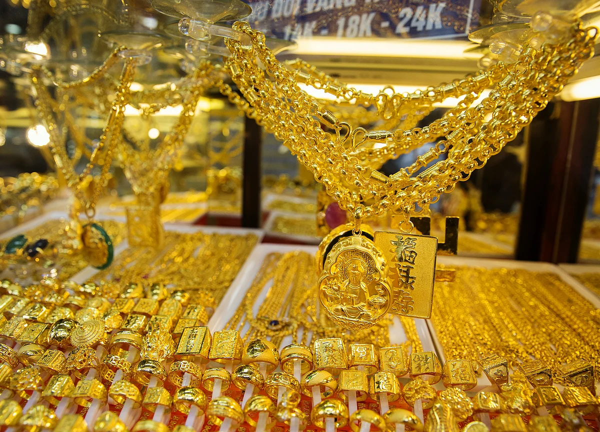 Gold Achieves Liftoff as Prices Rocket Toward $1,400 an Ounce