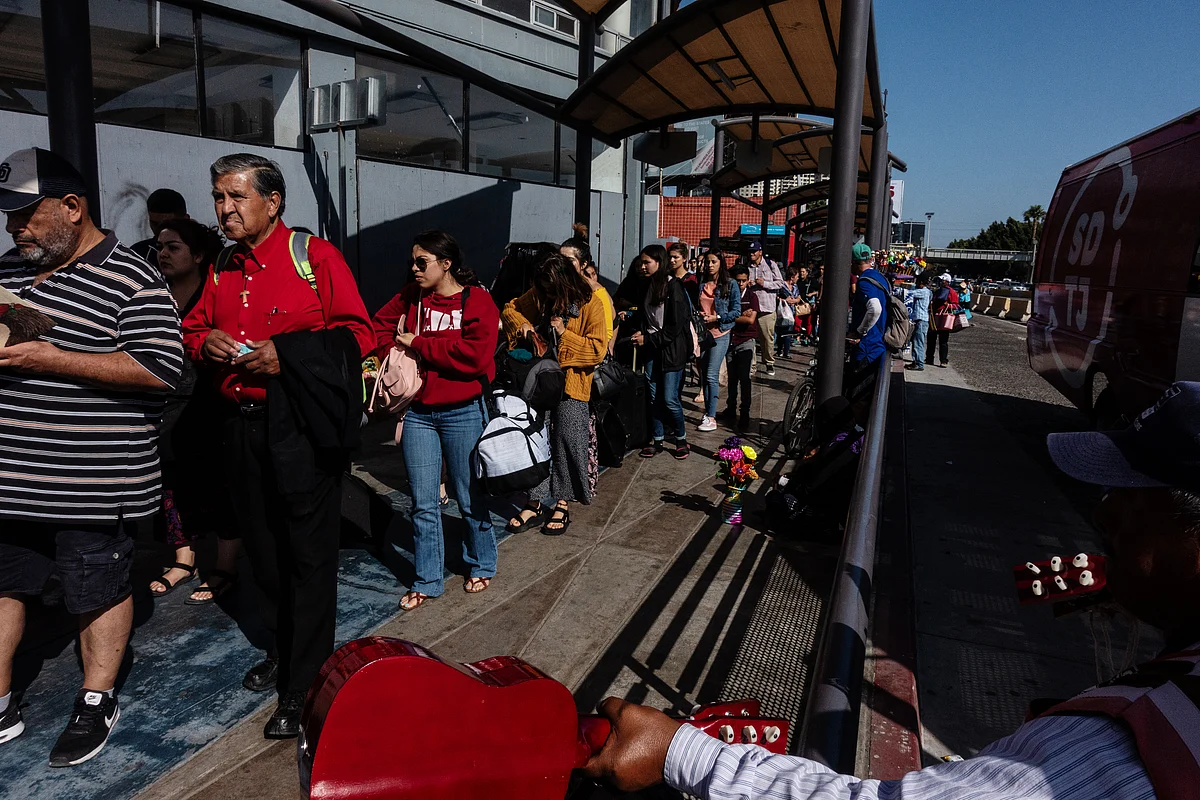 Central America Encourages Migrants to Leave—And Then Rakes in U.S. Dollars