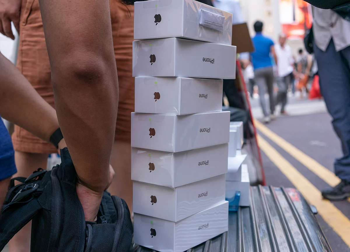 Apple Analysts See China iPhone Demand Tested by Trade Dispute