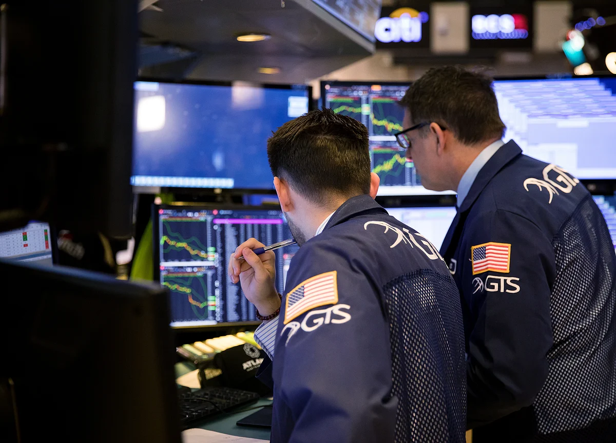 Stocks in U.S. Climb With Treasuries; Oil Gains: Markets Wrap